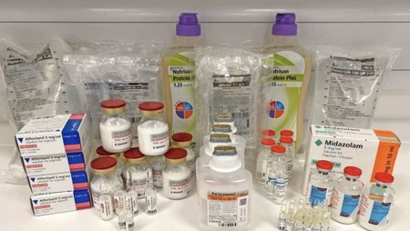 27489957-diese-corona-medikamente-bekommt-ein-patient-auf-der-intensivstation-pro-tag-2jQKCgcD...jpg