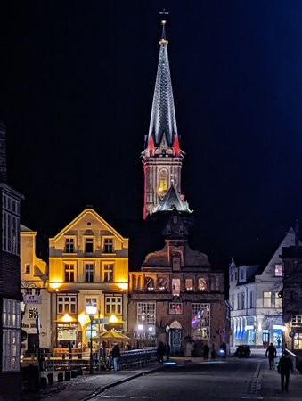 Stindt bei Nacht mit Nicolaikirche.jpg