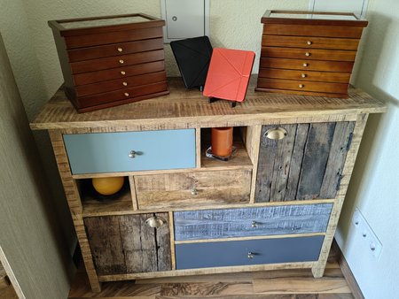 2022-03-04_Schrank-mit-Deko-Readern-und-Kaestchen_01.jpg