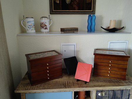 2022-03-04_Schrank-mit-Deko-Readern-und-Kaestchen_02.jpg