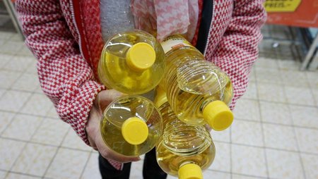 28684306-speiseoel-vier-flaschen-frau-1ovp52DsEgfe.jpg