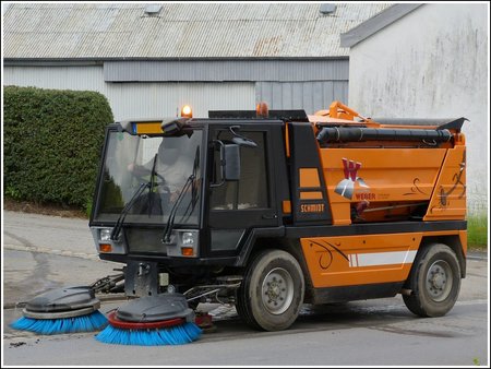 strassenkehrmaschine-marke-schmidt-bei-reinigungsarbeiten-69669.jpg