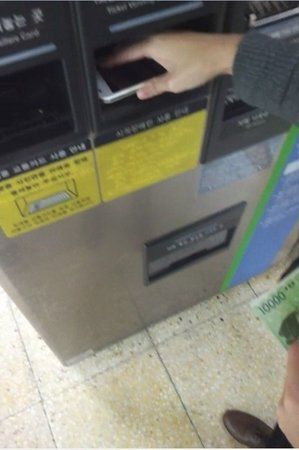Schritt 1 Smartphone in Automaten einlegen.jpg Schritt 1 Smartphone in Automaten einlegen.jpg
