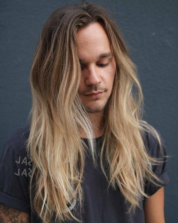 blonde-haare-männerfrisuren-lang-trends-2020-schwarzes-t-shirt-casual-style-moderner-haarschnitt.jpg