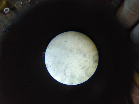 bakterien-im-mikroskop-sehen-aus-wie-ein-mond-214885896.jpg