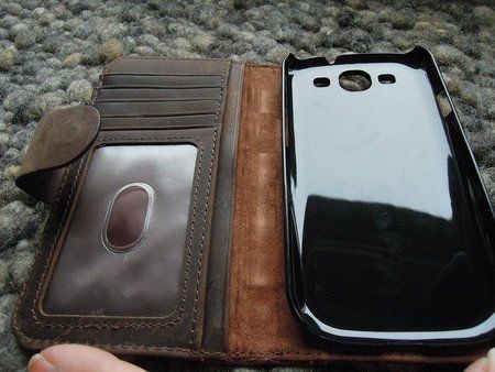 Galaxy_S3_BookBook_Case_Open.jpg