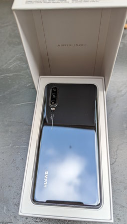 Huawei P30 Schwarz CB 10.jpg