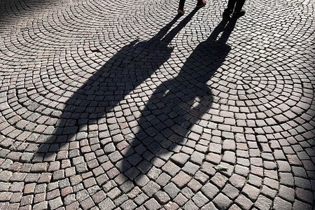 Paar-Menschen-Schatten-Licht-Strasse-Pflaster-XM0204b.jpg