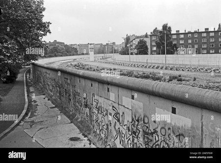 graffiti-an-der-berliner-mauer-deutschland-1984-die-berliner-mauer-mit-graffiti-verziert-deuts...jpg